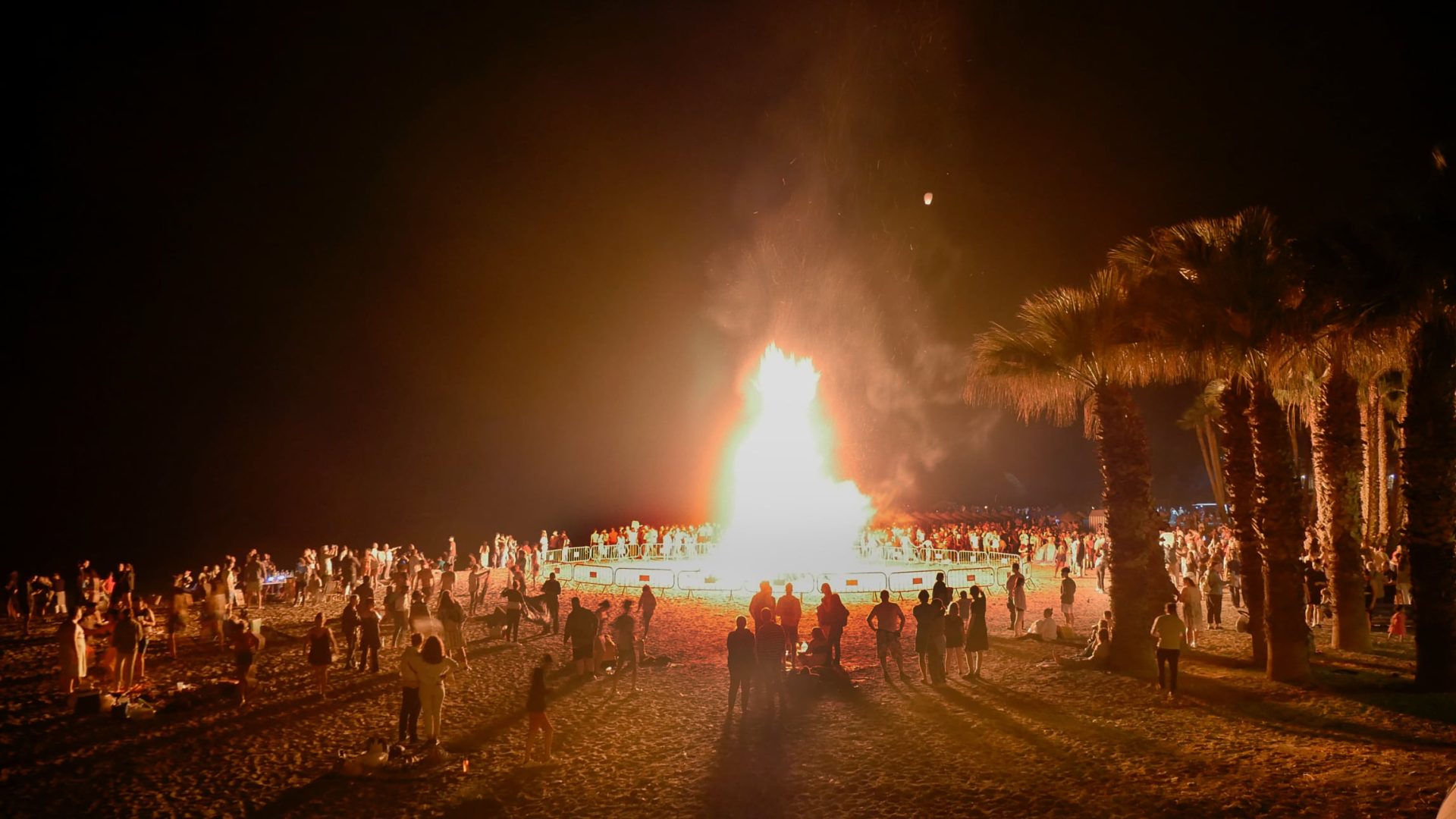 El Ayuntamiento emite un bando para regular el uso de las playas durante la noche de San Juan en Almuñécar